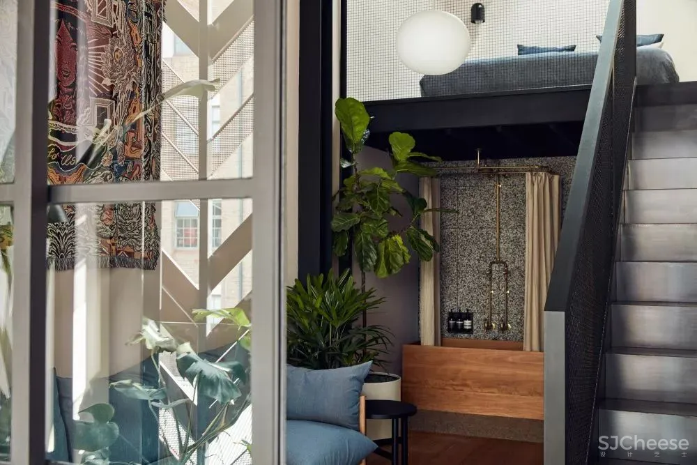 老仓库改酒店,粗糙的样子也很美