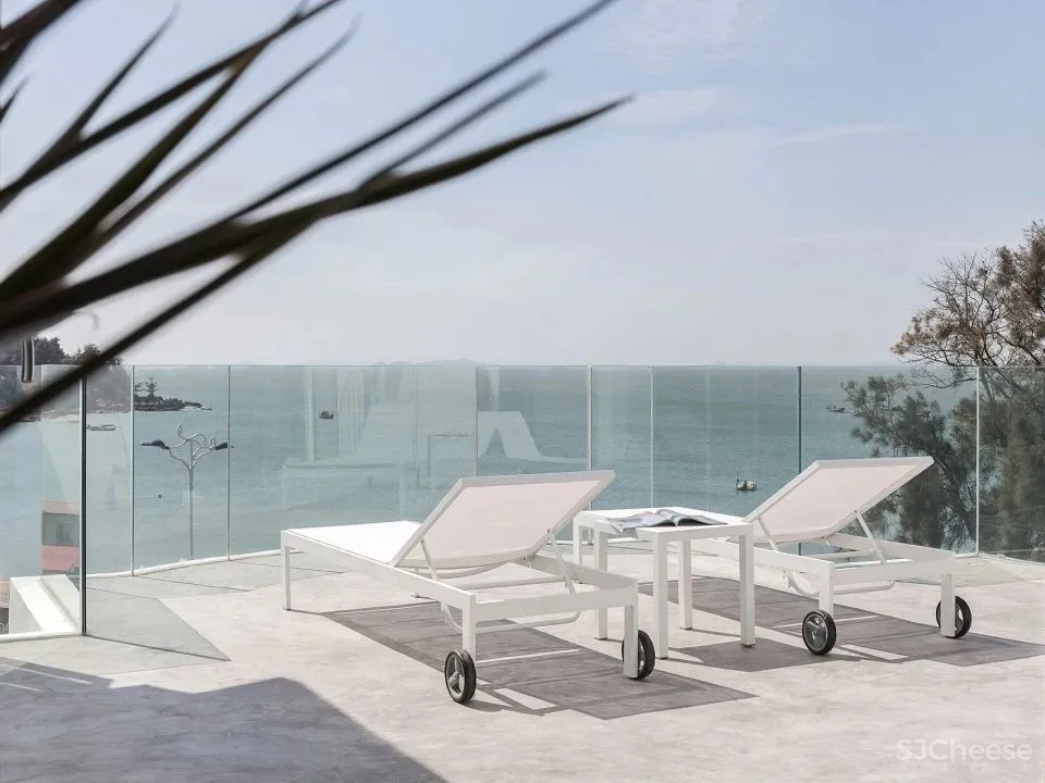 极简白 水泥灰 海边的一处素雅民宿