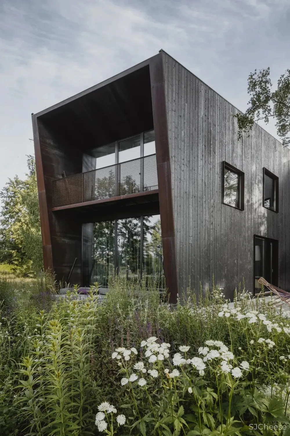 189m²黑色系别墅,藏于林间的避世居所