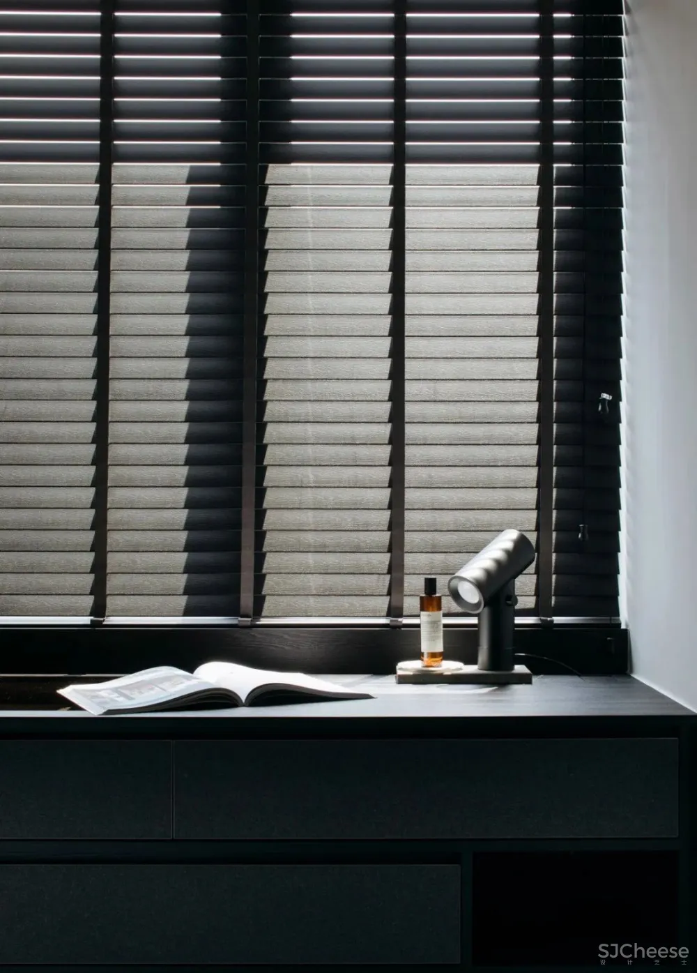 暗色调简约私宅，将时尚融入生活 Studio Periphery