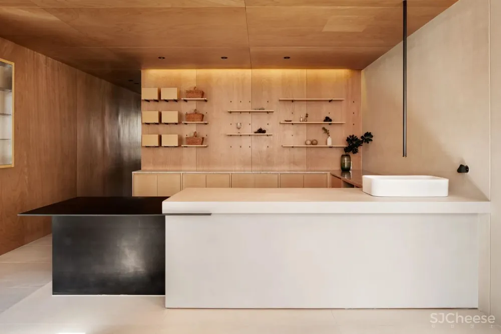 ‘Tanning in the City’ Salon in Seoul by Studio Fragment.