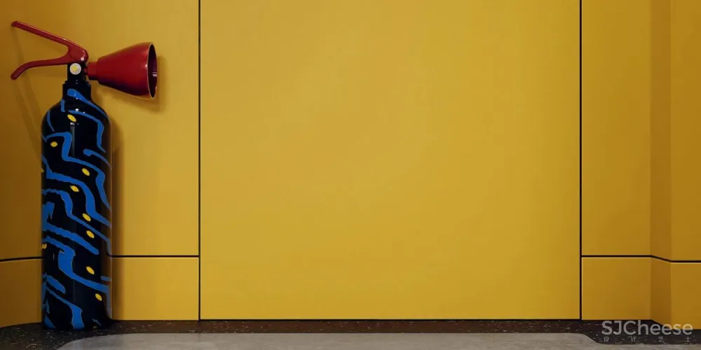 这位设计师真的很有预见性,一不小心就撞了当下热度最高的“灰黄”组合