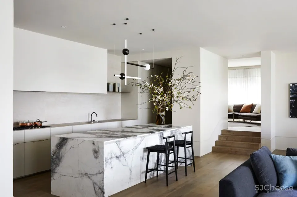 从外面看就是个别墅，其实是2个大平层，简约设计也有豪宅范!