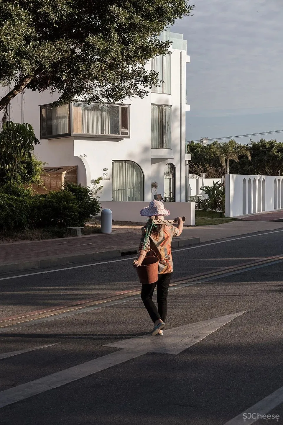 极简白 水泥灰 海边的一处素雅民宿