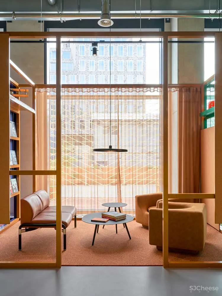 酒店还有共享办公,公区配置也「不讲武德」,网友:联合办公感觉要凉?