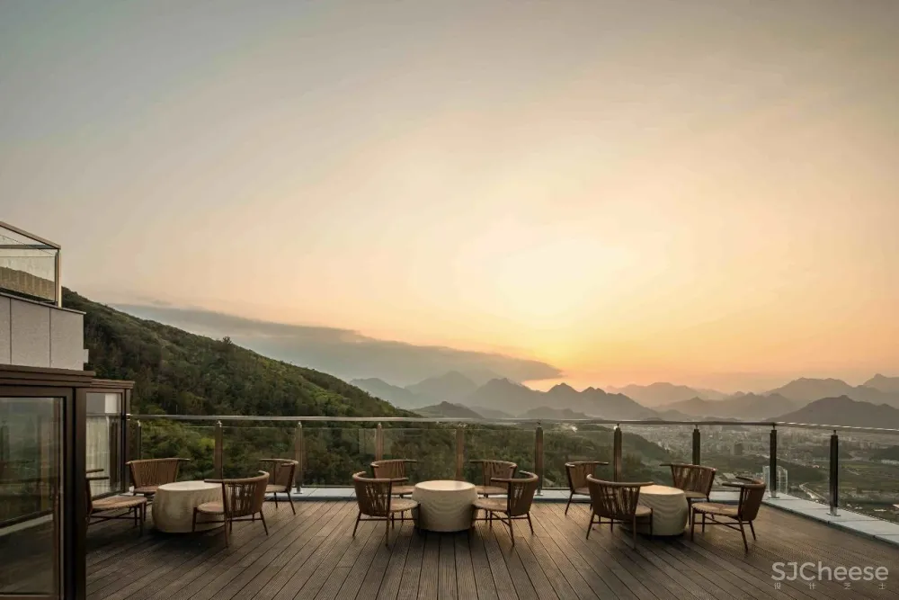 侘寂极简，融入自然的山顶咖啡馆丨慢珊瑚设计