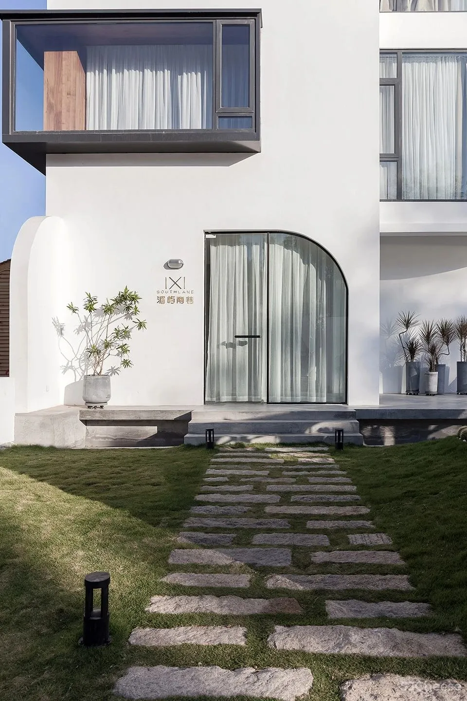 极简白 水泥灰 海边的一处素雅民宿