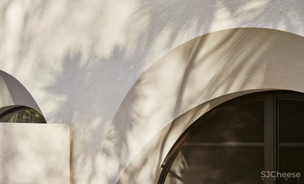 从外面看就是个别墅，其实是2个大平层，简约设计也有豪宅范!