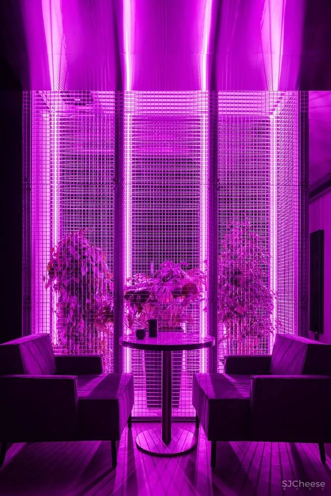 “暗黑风”咖啡厅,不锈钢创造迷离效果