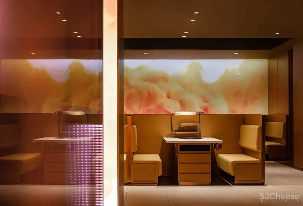 火红而热烈，燃起暖冬活力的幻妙天地！