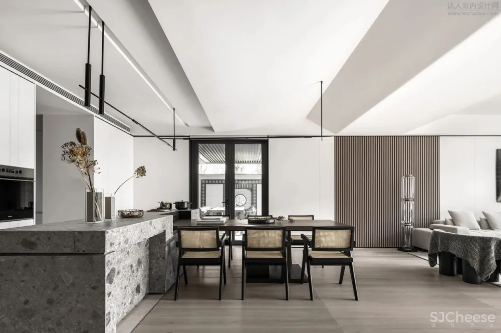 行迹的探索丨唐忠汉新作