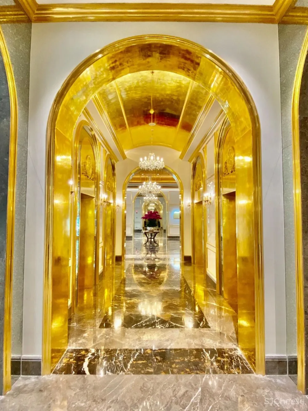 全球首家镀金酒店,究竟是壕气冲天还是俗不可耐?