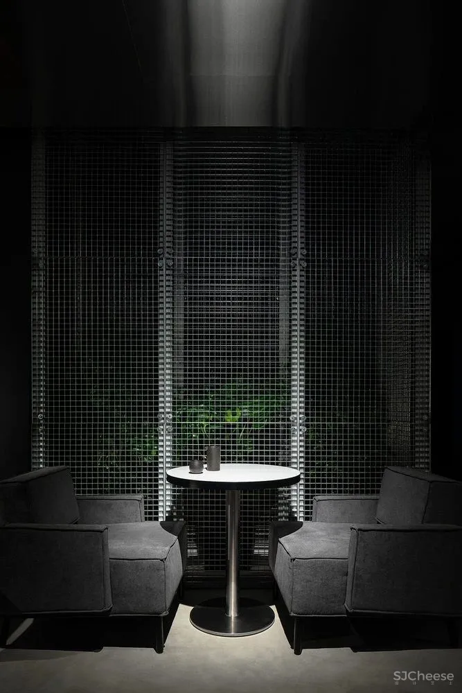 “暗黑风”咖啡厅,不锈钢创造迷离效果