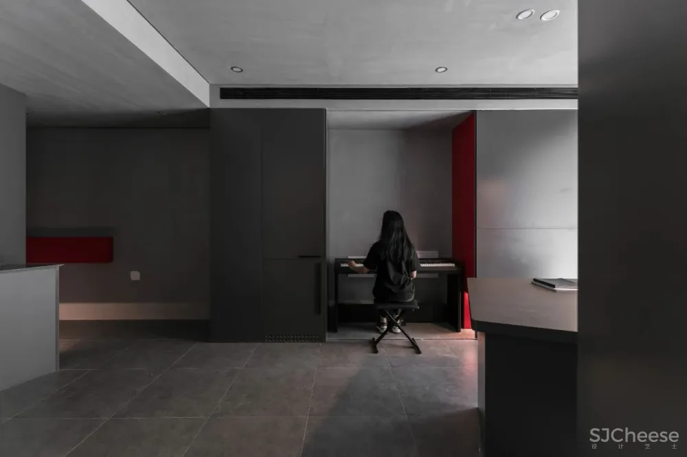 女教师的70㎡独居,感受黑红色调的“明”与“暖”|FF design