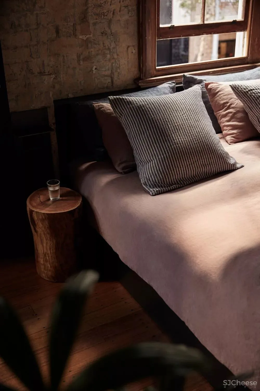 老仓库改酒店,粗糙的样子也很美