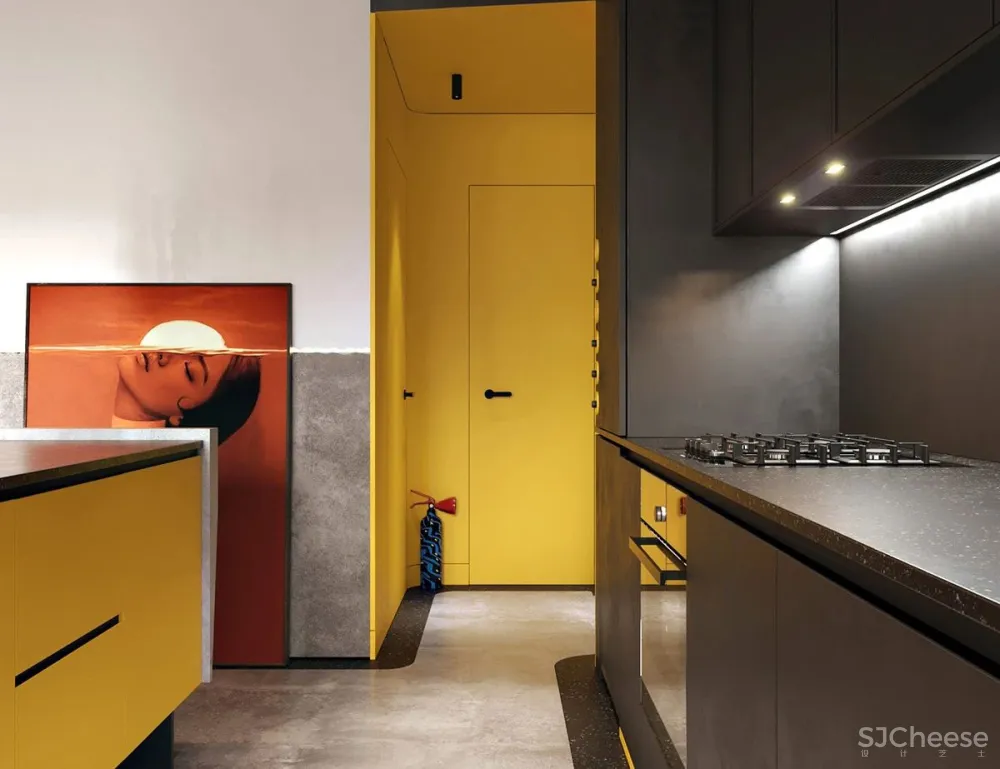 这位设计师真的很有预见性,一不小心就撞了当下热度最高的“灰黄”组合