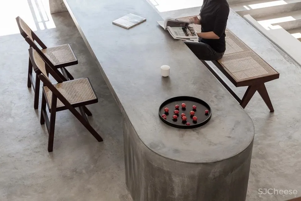 极简白 水泥灰 海边的一处素雅民宿