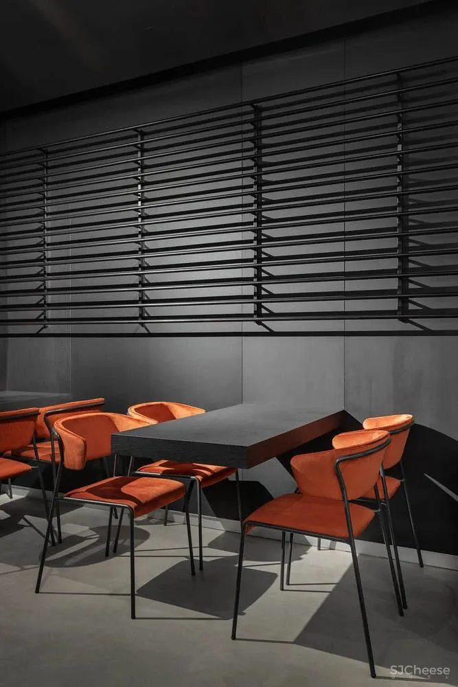 “暗黑风”咖啡厅,不锈钢创造迷离效果