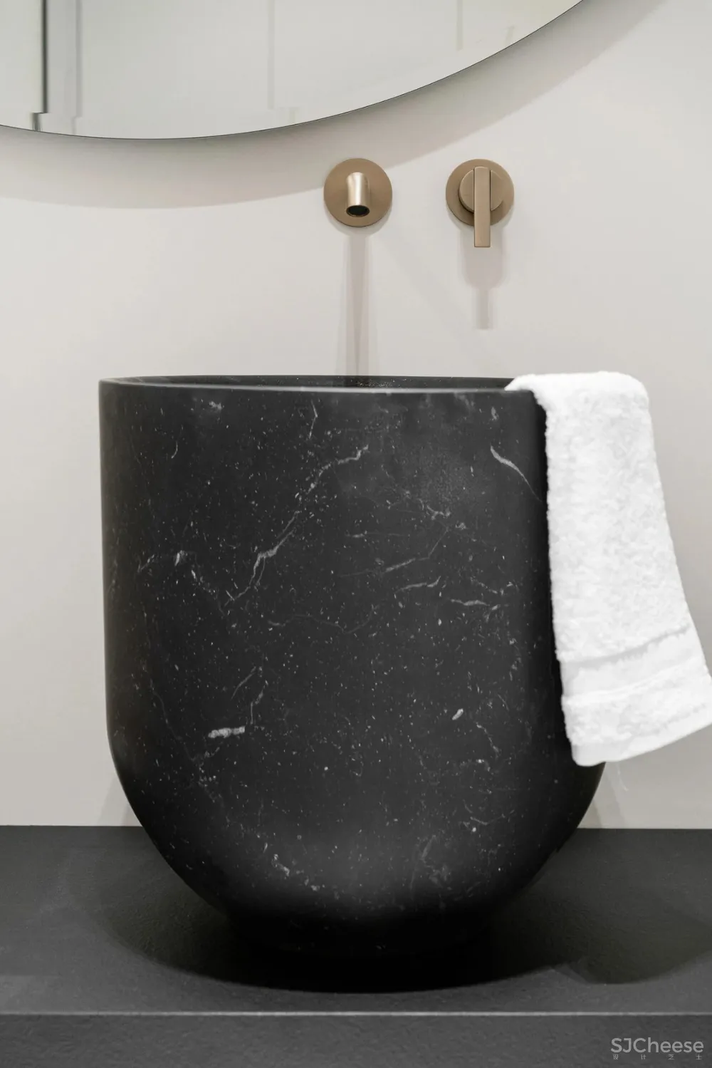 简约风的两室一厅,卧室用木饰面做背景太有范了!