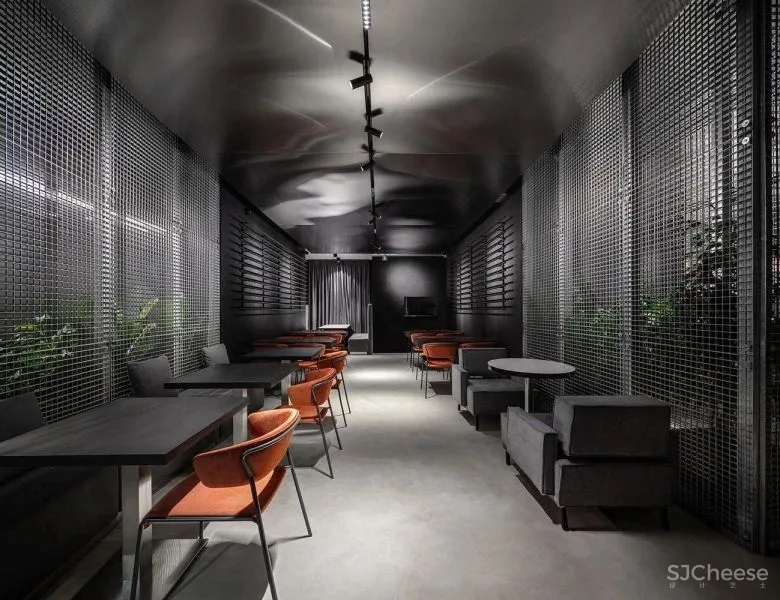 “暗黑风”咖啡厅,不锈钢创造迷离效果