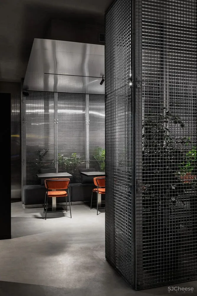 “暗黑风”咖啡厅,不锈钢创造迷离效果