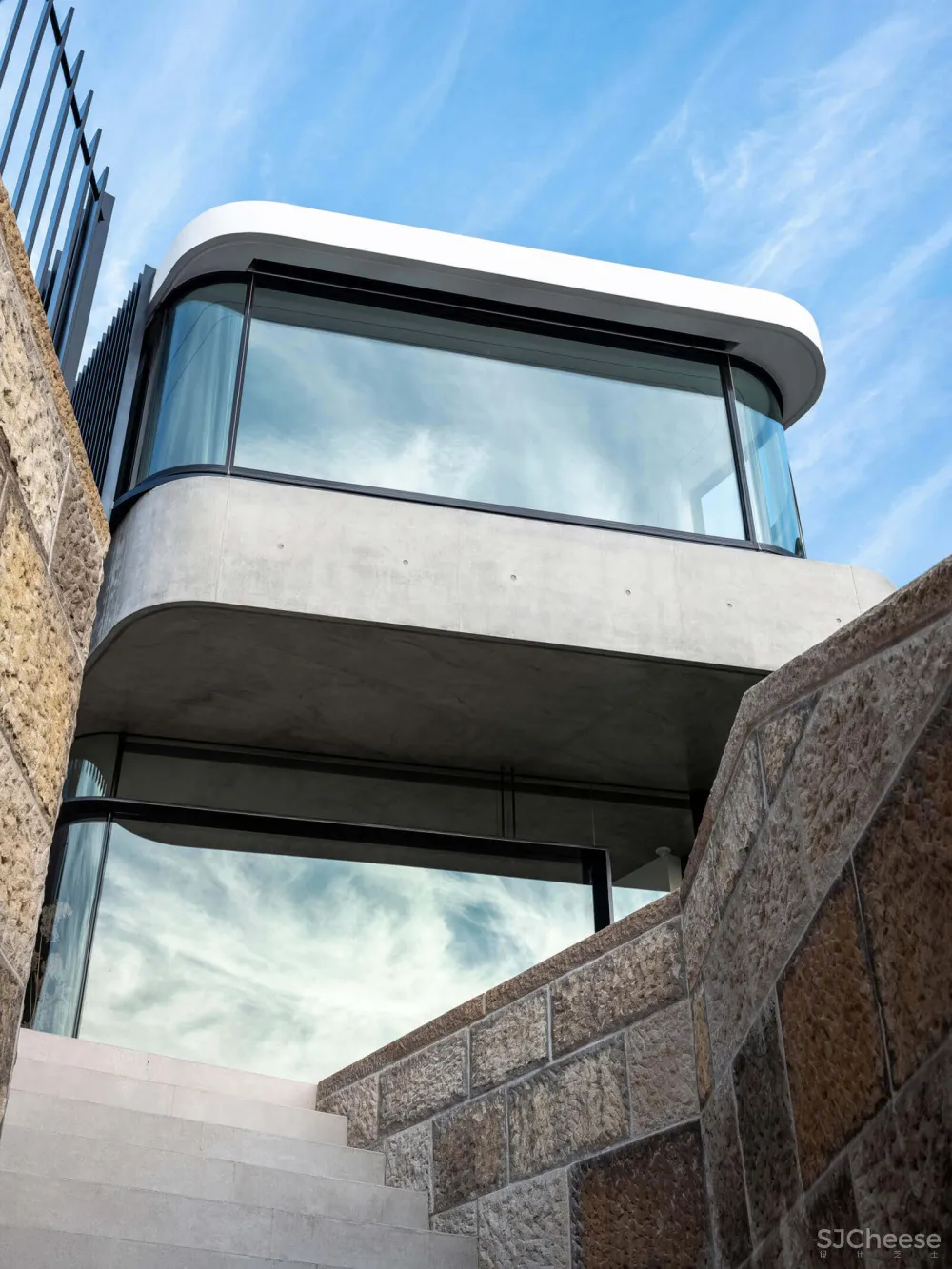 不落俗套的海景别墅,混凝土勾勒雕塑外观,太牛了!