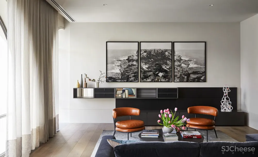 从外面看就是个别墅，其实是2个大平层，简约设计也有豪宅范!