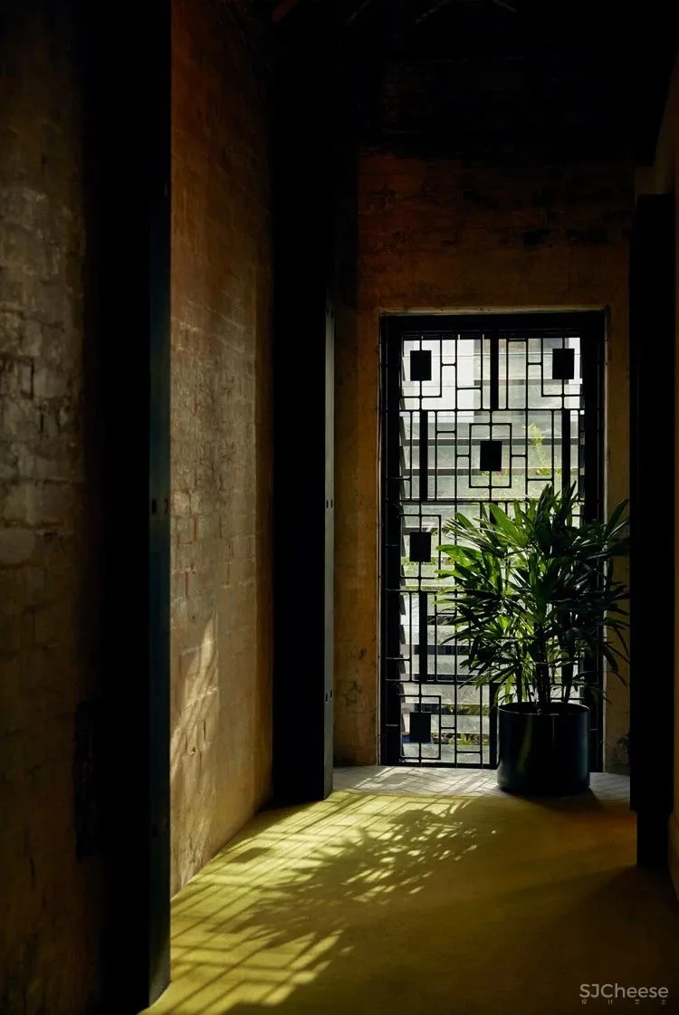 老仓库改酒店,粗糙的样子也很美