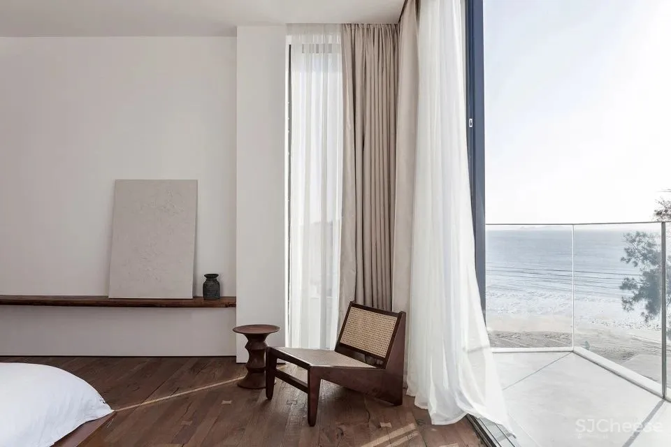 极简白 水泥灰 海边的一处素雅民宿