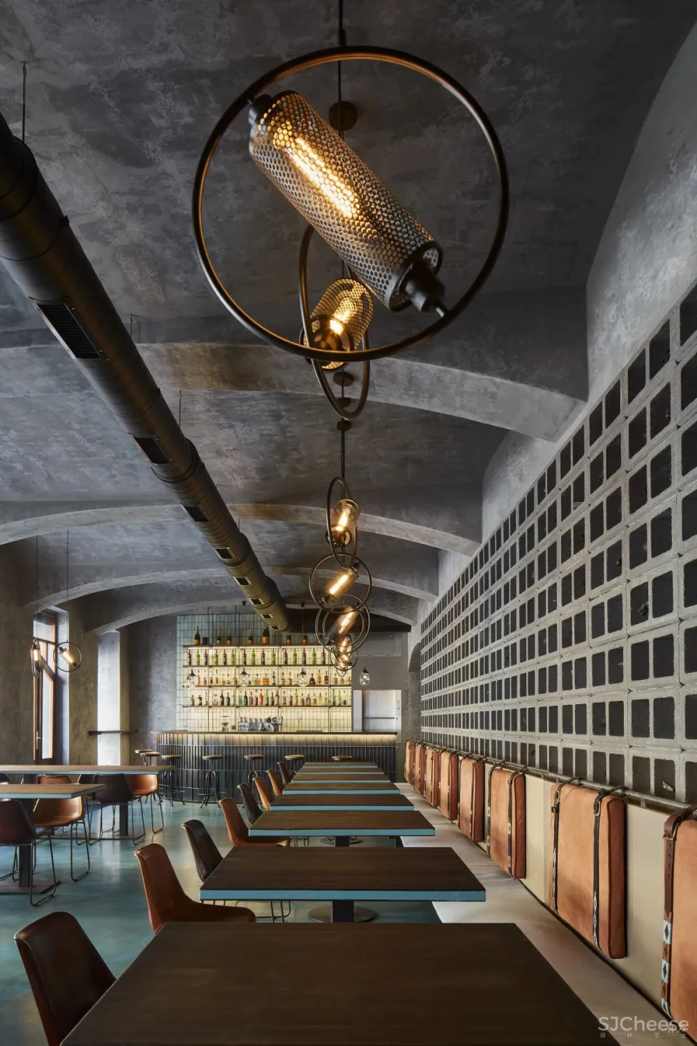 新作 布拉格Gran Fierro餐厅：将木炭融入粗野风格 Formafatal