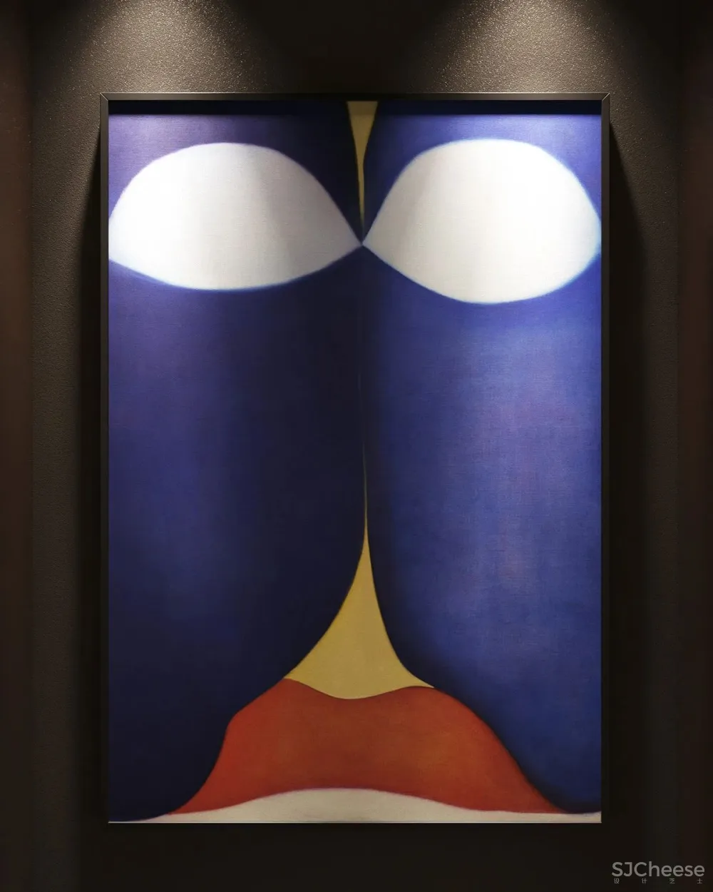 这位设计师真的很有预见性,一不小心就撞了当下热度最高的“灰黄”组合