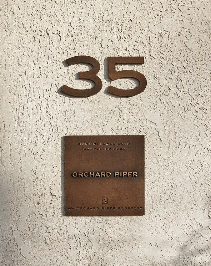 从外面看就是个别墅，其实是2个大平层，简约设计也有豪宅范!