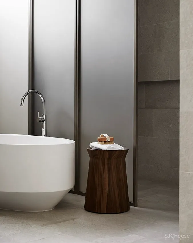 从外面看就是个别墅，其实是2个大平层，简约设计也有豪宅范!