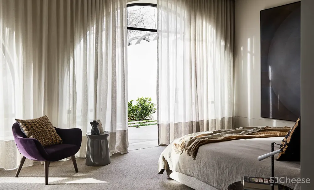 从外面看就是个别墅，其实是2个大平层，简约设计也有豪宅范!