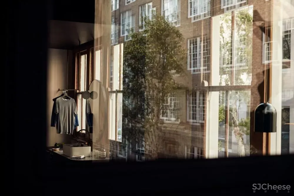 老仓库改酒店,粗糙的样子也很美