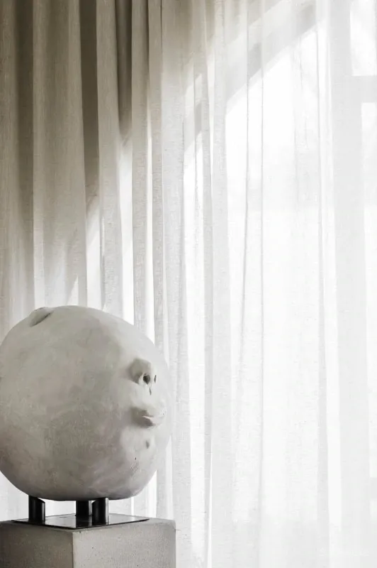 从外面看就是个别墅，其实是2个大平层，简约设计也有豪宅范!