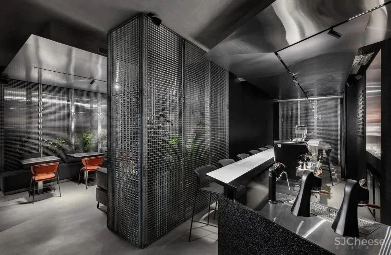 “暗黑风”咖啡厅,不锈钢创造迷离效果