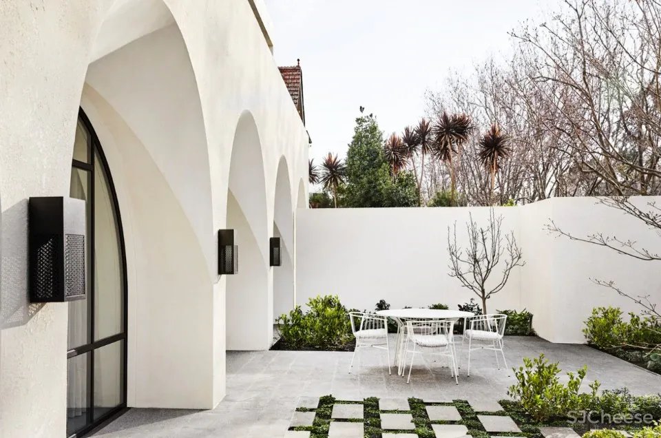 从外面看就是个别墅，其实是2个大平层，简约设计也有豪宅范!