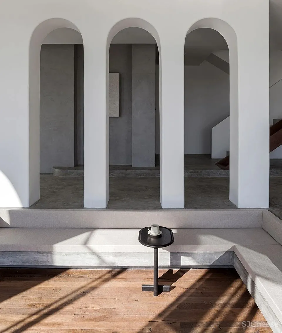 极简白 水泥灰 海边的一处素雅民宿