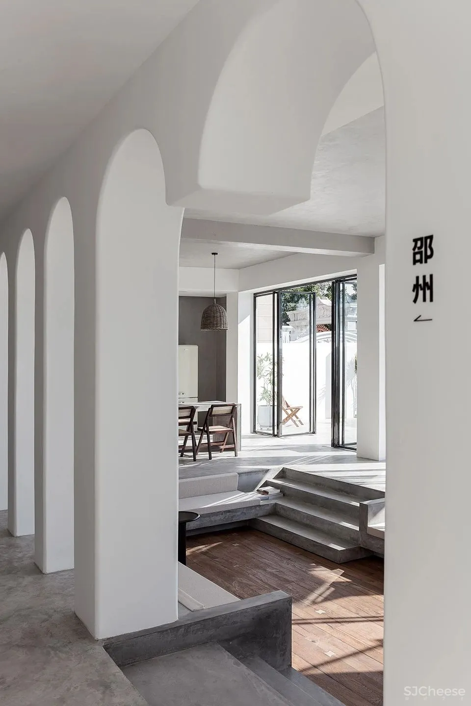 极简白 水泥灰 海边的一处素雅民宿