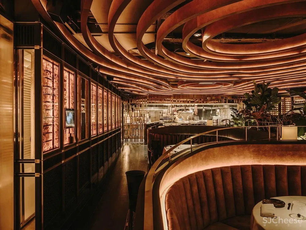 木炭烧烤的原始乐趣，西班牙