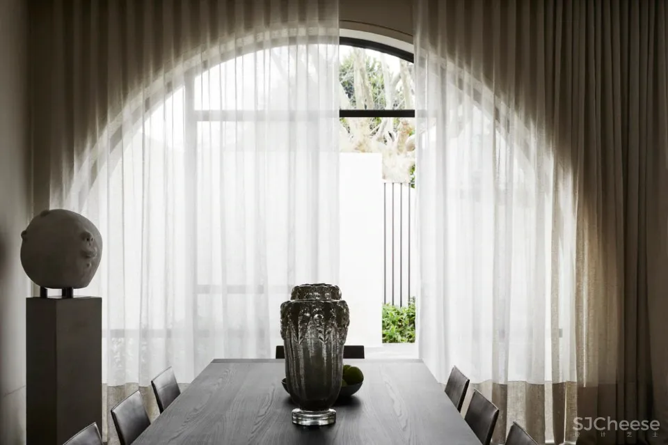 从外面看就是个别墅，其实是2个大平层，简约设计也有豪宅范!