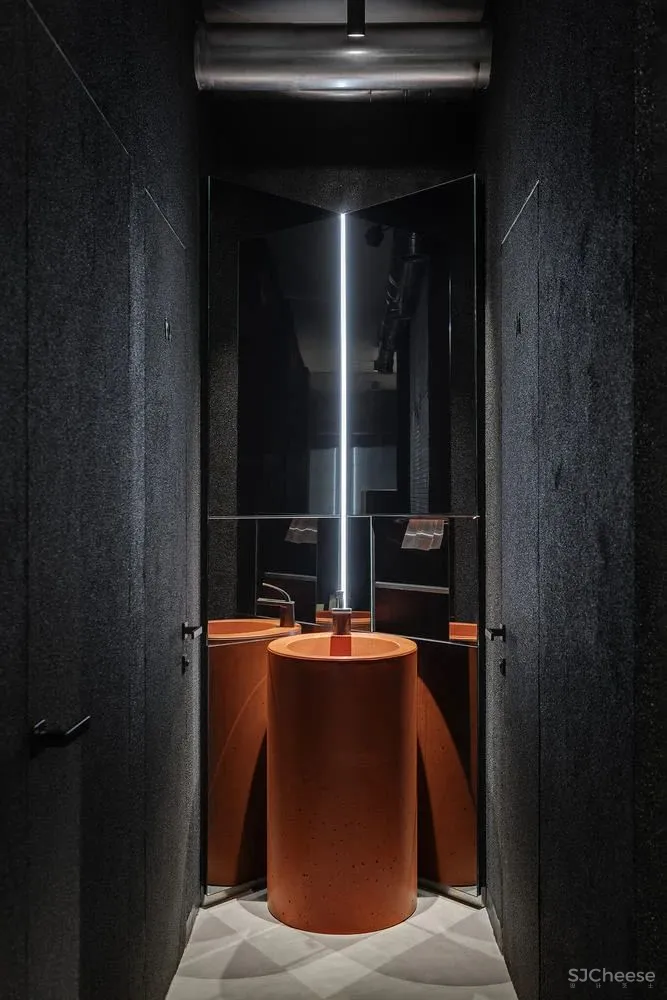 “暗黑风”咖啡厅,不锈钢创造迷离效果