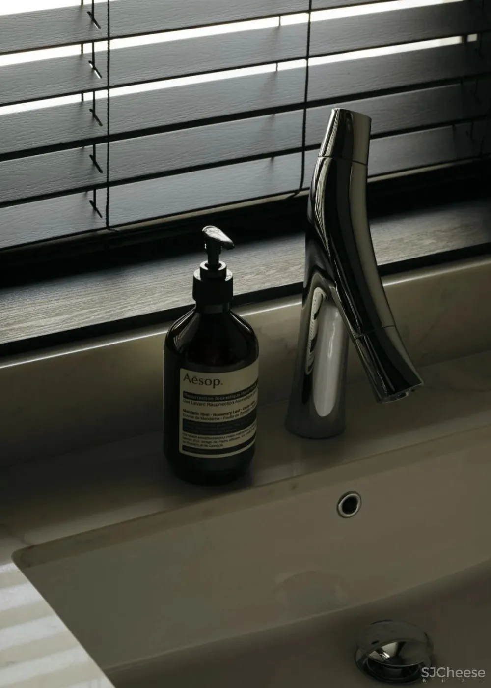 暗色调简约私宅，将时尚融入生活 Studio Periphery