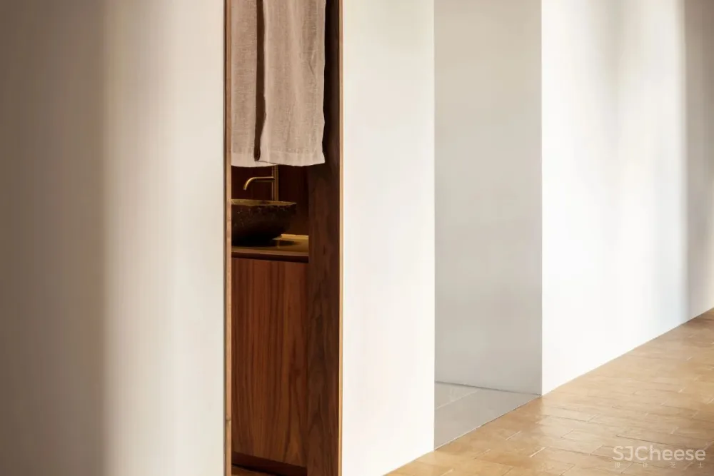 ‘Tanning in the City’ Salon in Seoul by Studio Fragment.