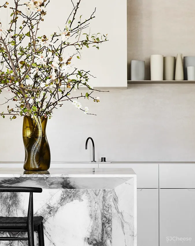 从外面看就是个别墅，其实是2个大平层，简约设计也有豪宅范!