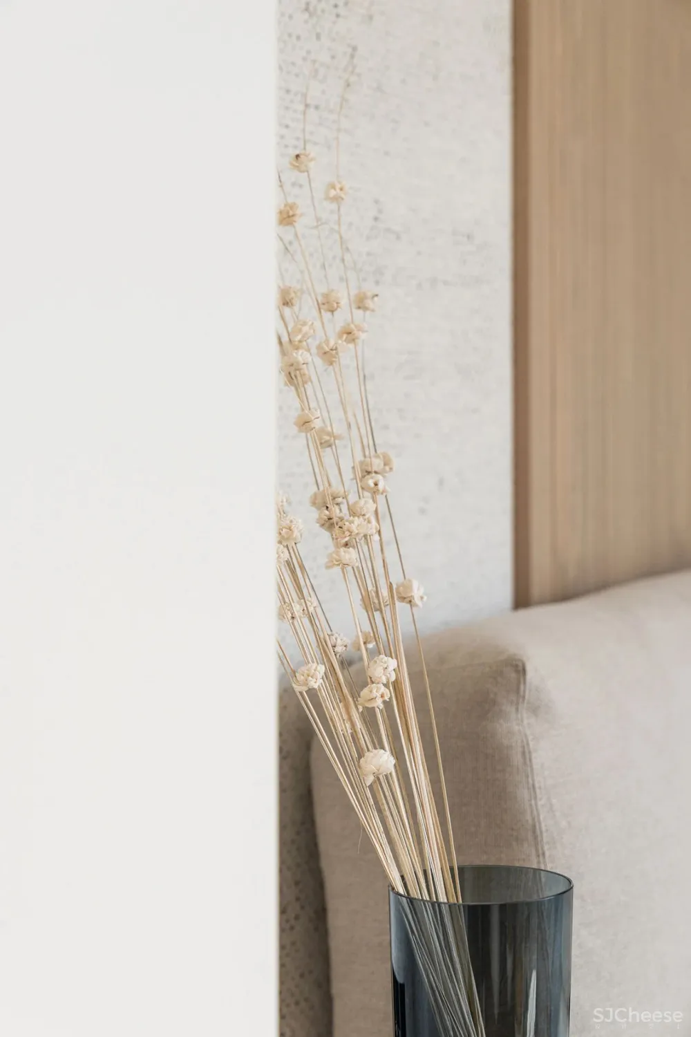 简约风的两室一厅,卧室用木饰面做背景太有范了!