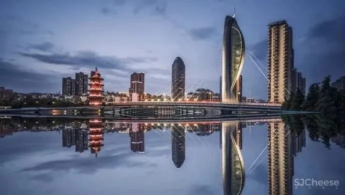 纯净而内敛，大隐于日光的莫兰迪美宅