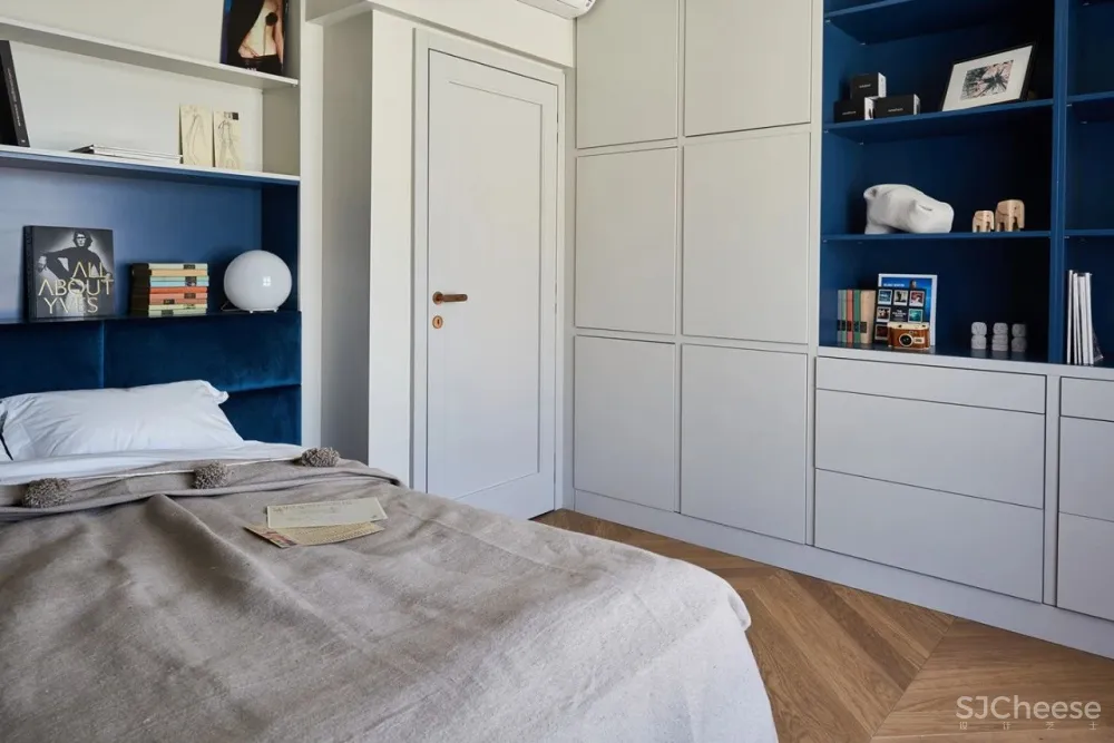 Andrea Szakos 顶层豪宅的色彩软装