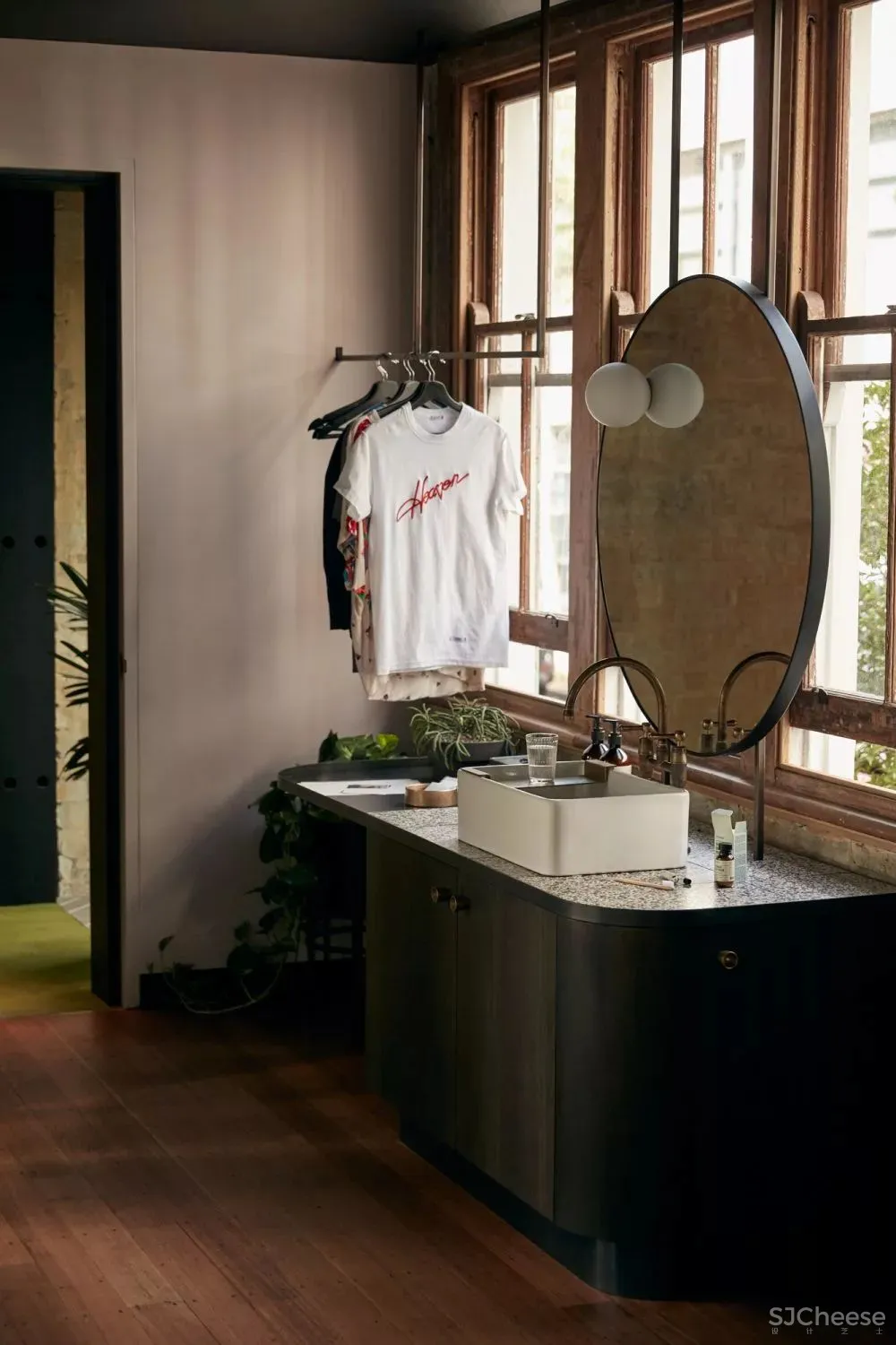 老仓库改酒店,粗糙的样子也很美